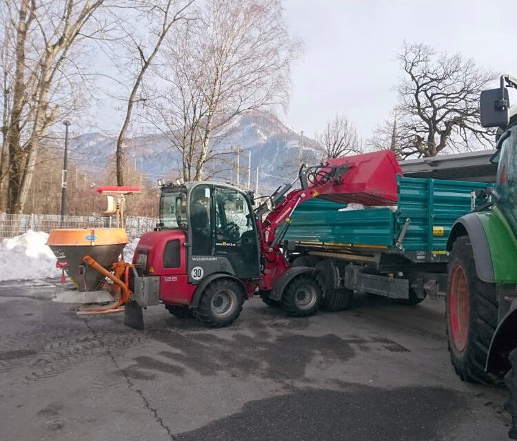 Winterdienstfahrzeug von Erdbau Schlager