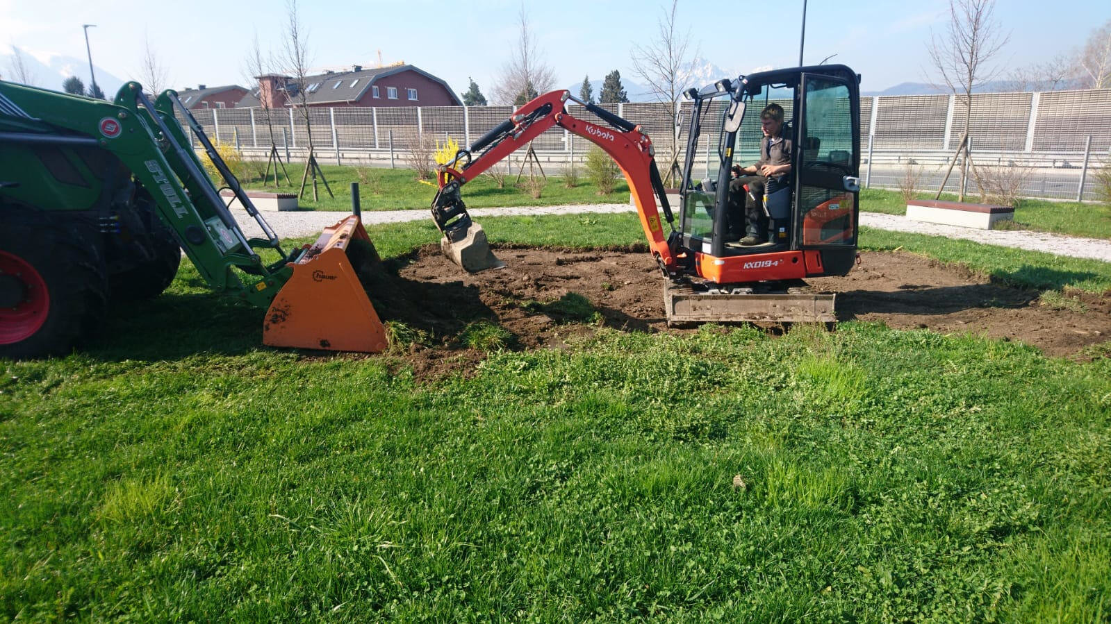 Baggerarbeiten im Garten durch Erdbau Schlager