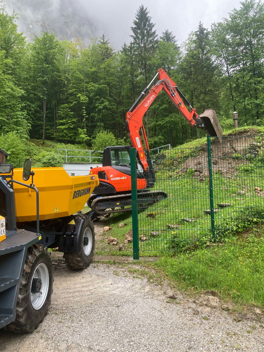 Steinmauer arbeiten durch Schotterung von Erdbau Schlager